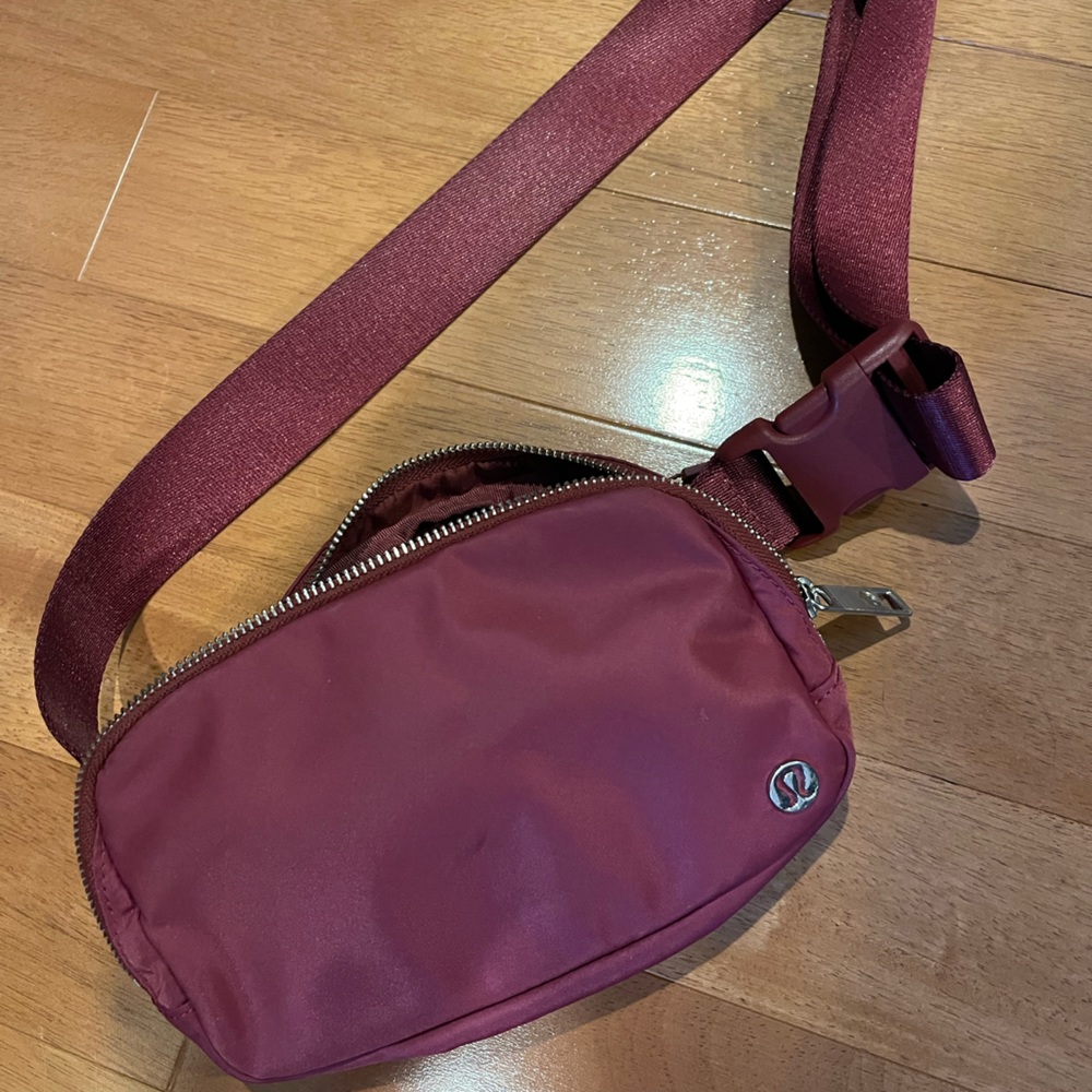 Lululemon everywhere belt bag